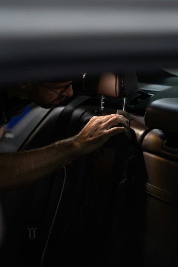 Kako Održavati Čistoću Automobila između Pranja
